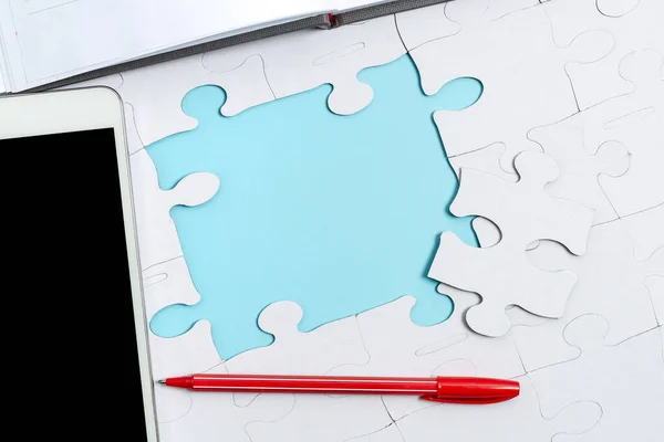 Close-up wit decoupeerzaagpatroon Puzzelstukjes te verbinden met ontbrekende laatste stuk geplaatst op een platte achtergrond met verschillende textuur en papier Supplies Accesories — Stockfoto