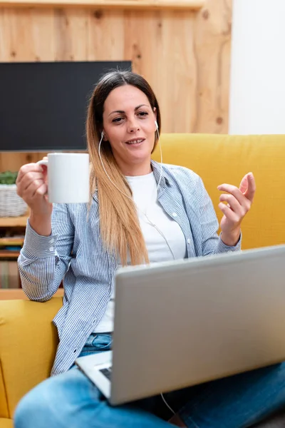 Titta på online lektioner, läsa Internet bloggar, lära sig nya saker, ge föreläsningar lektioner, virtuell klass möte, fjärrkontor arbete, datorpresentation idé — Stockfoto