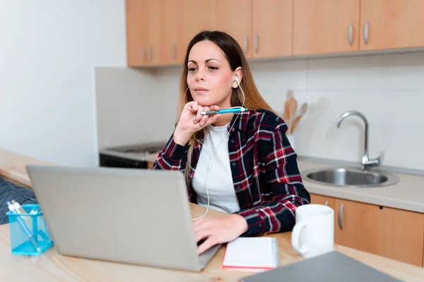 Dela med dig av dina erfarenheter Videoblogg, Lärande av nya kunskaper online, Virtual Class Meeting, Föreläsningar, Idéer för datorpresentation, Remote Office Work — Stockfoto