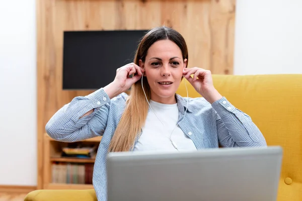 Titta på online lektioner, läsa Internet bloggar, lära sig nya saker, ge föreläsningar lektioner, virtuell klass möte, fjärrkontor arbete, datorpresentation idé — Stockfoto