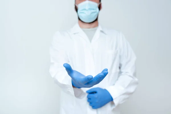 Médecin expliquant les termes médicaux, Scientifique enseignant la sécurité en laboratoire, Chimiste Science conférences Discussions, Porter des vêtements de travail Vêtements de protection — Photo