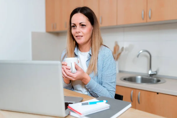 Dela med dig av dina erfarenheter Videoblogg, Lärande av nya kunskaper online, Virtual Class Meeting, Föreläsningar, Idéer för datorpresentation, Remote Office Work — Stockfoto