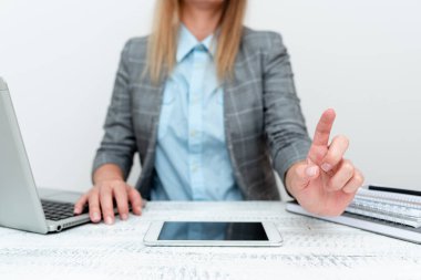 Mimarlık Müfettişi, Muhabir Toplantısı Önemli Bilgiler Topluyor, Girişimci Anlaşmaları Tartışıyor, Mali Danışman Tasarruf İpuçları Veriyor, Sekreter Röportajı