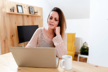 Sohbet Eden Sosyal Medya, Video İzleme, Ders Verme, Sanal Sınıf Toplantısı, Uzaktan Ofis Çalışması, Bilgisayar İnternet Sunumu