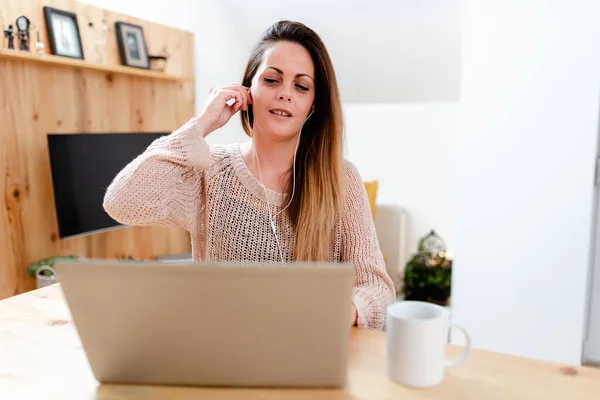 Koncept för internetvideochatt, Abstrakta relationer över långa avstånd, Virtual Class Meeting, Remote Office Work, Datorpresentation, Föreläsningar — Stockfoto