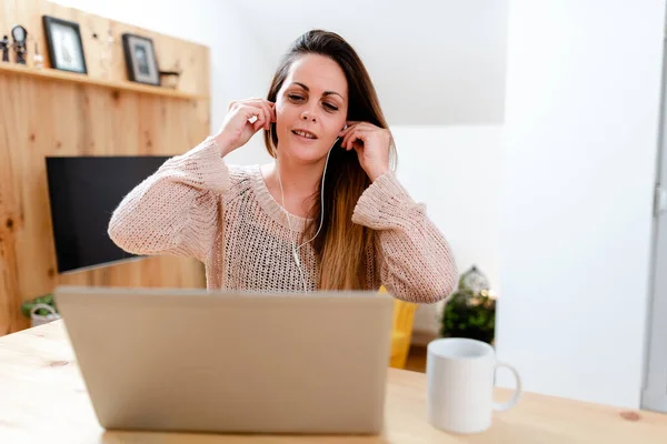 Koncept för internetvideochatt, Abstrakta relationer över långa avstånd, Virtual Class Meeting, Remote Office Work, Datorpresentation, Föreläsningar — Stockfoto