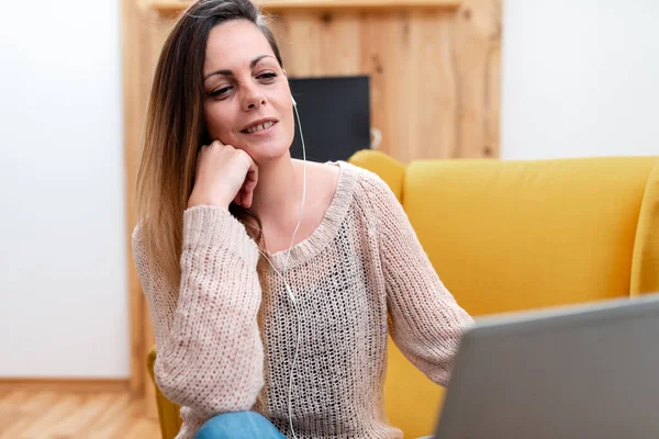 Bläddra bland Chatt på sociala medier, Söka Titta på videor, Föreläsningar, Virtuella klass möte, Fjärrkontor arbete, Dator Internet Presentation — Stockfoto