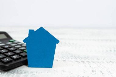 Arazi mülkiyeti satmak, yeni mülkiyet yatırımı, satış sözleşmesi yapmak, yeni inşa edilen evleri satın almak, parasal kaynaklar hesaplamak, aile geleceğini planlamak.