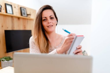 Çevrimiçi Belgeseller İzlemek, İnternet Oyunları Oynamak Arkadaşlar, Yeni şeyler Öğrenmek, Bilgisayar Sunumu, Gelişigüzel Sanal Konuşma, Küresel Bağlantı