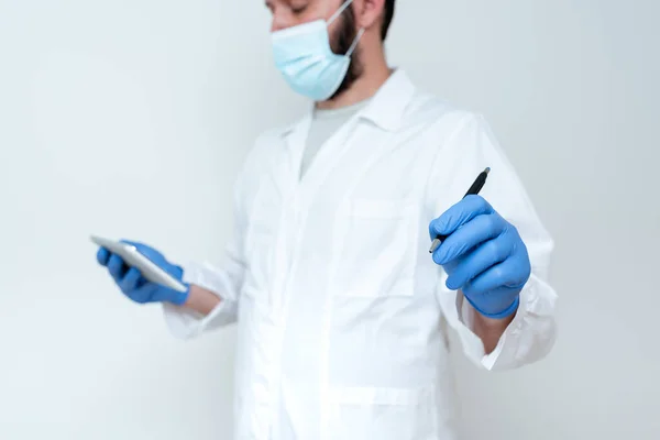 Cientista Demonstrando Nova Tecnologia, Médico Dando Conselhos Médicos, Conferências de Ciências Químicas Discussões, Vestindo Ocupação Workwear Protective Gears — Fotografia de Stock