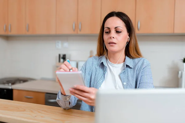 Sammanfattning Arbeta Hem Idéer, Inredning Live Video blogg, Ge föreläsningar, Dator Presentation Idé, Internet Söka Bläddra koncept — Stockfoto