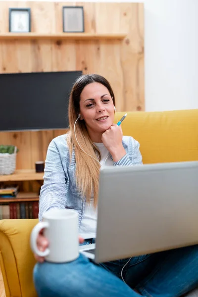 Titta på online lektioner, läsa Internet bloggar, lära sig nya saker, ge föreläsningar lektioner, virtuell klass möte, fjärrkontor arbete, datorpresentation idé — Stockfoto