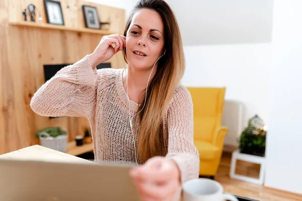 Koncept för internetvideochatt, Abstrakta relationer över långa avstånd, Virtual Class Meeting, Remote Office Work, Datorpresentation, Föreläsningar — Stockfoto