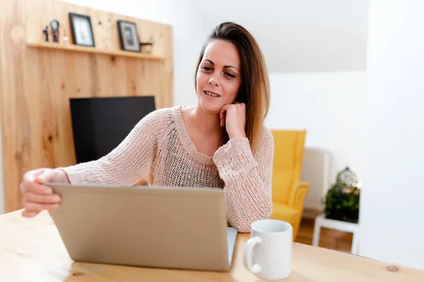 Bläddra bland Chatt på sociala medier, Söka Titta på videor, Föreläsningar, Virtuella klass möte, Fjärrkontor arbete, Dator Internet Presentation — Stockfoto