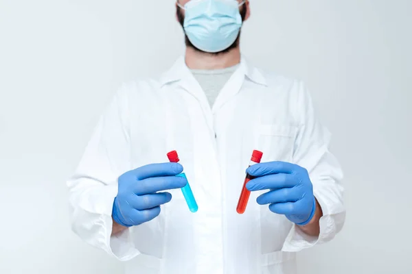 Pesquisador Comparando Amostras Diferentes, Doutor Exibindo Cura, Químico Apresentando Novo Remédio, Enfermeira Explicando Medicamentos, Testando a Dose Antibiótica — Fotografia de Stock