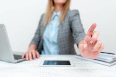 Mimarlık Müfettişi, Muhabir Toplantısı Önemli Bilgiler Topluyor, Girişimci Anlaşmaları Tartışıyor, Mali Danışman Tasarruf İpuçları Veriyor, Sekreter Röportajı