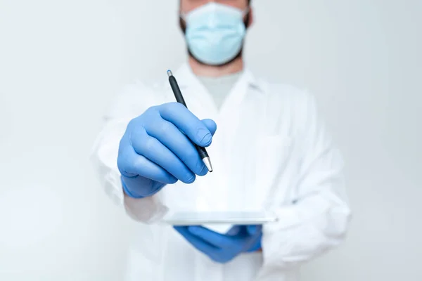 Cientista Demonstrando Nova Tecnologia, Médico Dando Conselhos Médicos, Conferências de Ciências Químicas Discussões, Vestindo Ocupação Workwear Protective Gears — Fotografia de Stock