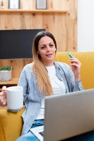 Titta på online lektioner, läsa Internet bloggar, lära sig nya saker, ge föreläsningar lektioner, virtuell klass möte, fjärrkontor arbete, datorpresentation idé — Stockfoto