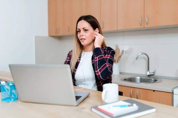 Sammanfattning av denna webbsida: Konferensdiskussion online, Digitala klassrumsidéer, Virtuella klassmöten, Föreläsningar, Idéer om datorpresentation, Fjärrkontorsarbete — Stockfoto