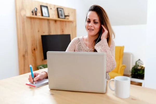 Social Media Influencer Skapa online-närvaro, Video blogg Idéer, Virtual Class möte, Fjärrkontor arbete, Datorpresentation, Ge föreläsningar — Stockfoto