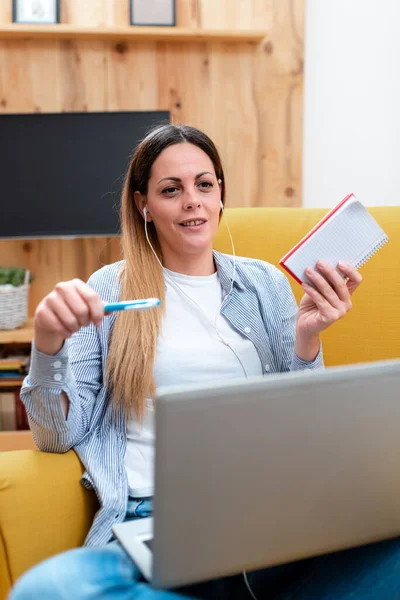 Slut på annonserna. Sammanfattning av denna webbsida: Tentamen på nätet, Titta på videoklipp på Internet, Lärande av nya saker, Föreläsningar, Virtuella klassträffar, Fjärrkontorsarbete, Datorpresentation — Stockfoto