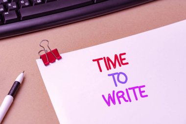 Yazma zamanı kavramsal altyazı. Bir şeyi kaydetmek ya da bir fikri kâğıt ya da kitapla ifade etmek iş görüşü. Kopya alanı ile ilham verici iş teknolojisi kavramı.