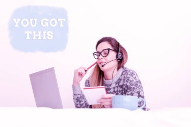 Bunu aldığını gösteren bir tabela. Callcenter Ajanının Evden Çalışan, Öğrenci Sınavlarına Hazırlık Programı 'nda başarılı olması için birini teşvik etmek.