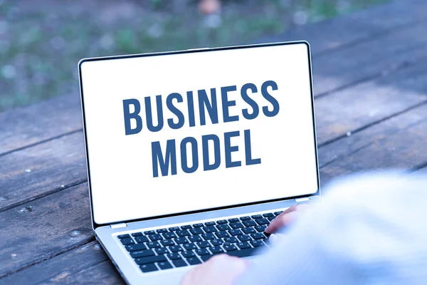 Conceptueel bijschrift Business Model. Woord voor woord laten zien hoe een bedrijf werkt om meer winst te genereren Online banen en op afstand werken Mensen met elkaar verbinden — Stockfoto