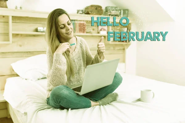 Signo de texto que muestra Hello February. Palabra Escrito en el saludo utilizado al dar la bienvenida al segundo mes del año Abstracto Pedido de alimentos en línea, la solución de problemas en los foros de Internet —  Fotos de Stock