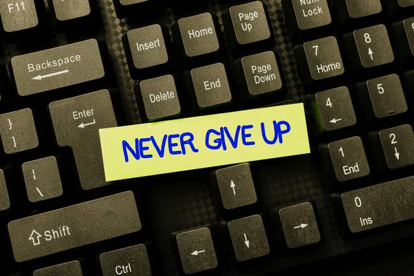 Cartello che mostra Never Give Up. Concetto Internet essere persistente per continuare a cercare di migliorare la condizione Navigazione ed esplorazione online, Creazione di contenuti blog, Invio di nuovi messaggi — Foto Stock