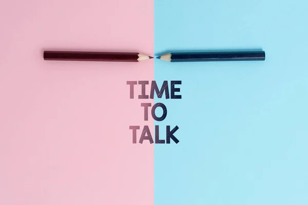 Zapisuje se zobrazení textu Time To Talk. Obchodní nápad důkladně diskutovat s jednotlivcem nebo sdělit informace dva objekty uspořádané tváří v tvář směrem dovnitř na odděleném barevném pozadí — Stock fotografie