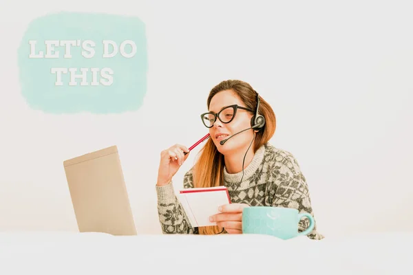 Inspiratie toont teken Laat S dit doen. Word Written on the act to agree on doing something or would like to do it Callcenter Agent Working From Home, Student Preparing For Examinations — Stockfoto