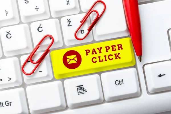 Konceptuální zobrazení Pay Per Click. Word Napsal na internetovém marketingu, ve kterém je platba založena na kliknutí na přepsání Online síťových protokolů, Vytváření nového programu Firewall — Stock fotografie