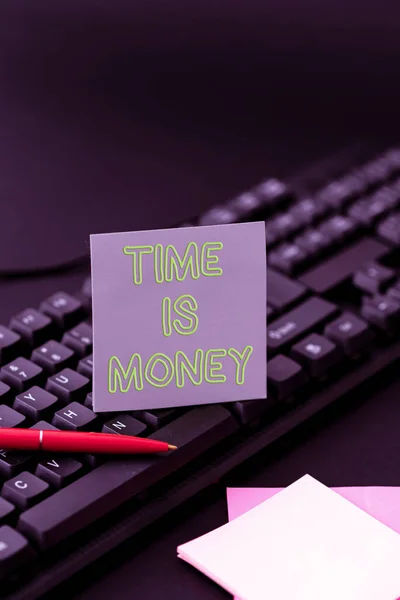 Текстовый знак "Время деньги". Бизнес-идея сделать вещи так быстро, как возможно и не тратить время на преобразование записанных заметок в цифровые данные, набрав важные файлы кодирования — стоковое фото