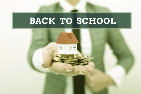 Tekstbord met Terug naar School. Word Written on is de periode met betrekking tot het begin van een nieuw schooljaar Makelaar Verkoop van nieuw onroerend goed, Architect Giving House Building Tip — Stockfoto