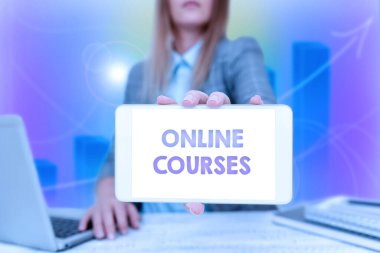 Çevrimiçi Kursların Kavramsal Görünümü. İşletme konsepti, İnternet İş Kadınları Ofiste Oturan ve Geleceğe dönük Fikirleri Gösteren İş Kadınları üzerinden yürütülen bir eğitim kazanma kavramı.