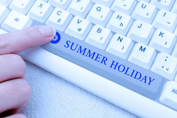 Inspirace ukazující nápis Letní dovolená. Koncept znamená zvláštní období v létě pro relaxaci a zábavu Abstraktní psaní Prezentace Zpráva, Opakování nového e-mailového hesla — Stock fotografie