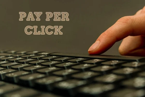 Inspiratie met teken Pay Per Click. Concept betekent internet marketing waarbij betaling is gebaseerd op clickthroughs Inspirational business technology concept met kopieerruimte — Stockfoto