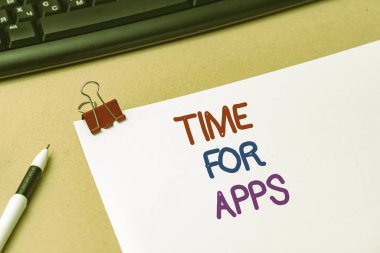 El yazısı tabelası Uygulama Zamanı. Fotokopi alanı ile ilham verici iş teknolojisi kavramını kullanarak uygulama veya hizmetlerin kullanımı üzerine yazılmış sözcük