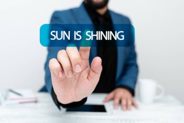 Güneşin parladığını gösteren tabela. Üzerinde yazan kelime sıcaklığı, mutluluğu ve zevki yayıyor İletişim Teknolojisi Akıllı Telefon Sesi ve Video Çağrısını sunuyor