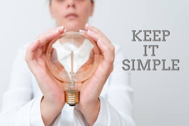 Metin başlığı: Basit Tut. İş görüşü basit bir şey isteyin. Çok fazla detaya girmeyin. Elinde lamba tutan bayan iki eliyle yeni teknoloji fikirleri sunuyor.