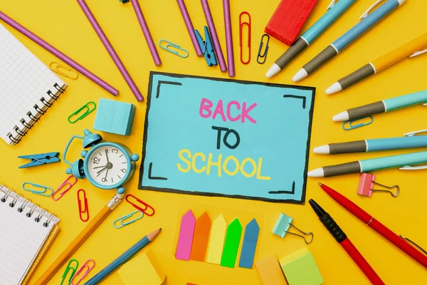 Inspirationen visar tecken Tillbaka till skolan. Affärsöversikt är den period som gäller i början av ett nytt läsår Flashy School and Office Supplies Bright Teaching and Learning Collections — Stockfoto