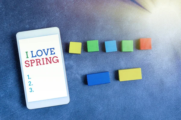 Podpis konceptualny Kocham wiosnę. Słowo Napisane na temat mówienia, dlaczego o silne uczucie do tego sezonu stos Sample Cube prostokątne pudełka na powierzchni polerowane Multi-Colour — Zdjęcie stockowe