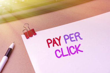 Kavramsal manşet tıklama başına öde. İnternet Konsepti, ödemelerin tıklamalara dayandığı, fotokopi alanı ile ilham verici iş teknolojisi kavramına dayalı internet pazarlaması