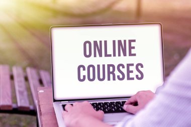 Çevrimiçi kursları gösteren bir tabela. İnternet Çevrimiçi İşler ve İnsanları Uzaktan Birleştiren Çalışmalar üzerinden yürütülen bir eğitim kazanma fikri