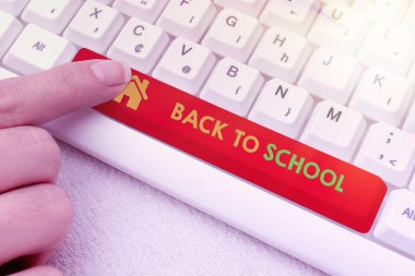 Kavramsal manşet Okula Dönüş. İş fuarı, yeni bir öğrenim yılının başlangıcıyla ilgili olan Daktilo Ürünleri İçindekiler, Soyut Sunum Geliştirilmiş Klavye