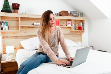 Çevrimiçi Belgeseller İzlemek, İnternet Oyunları Oynamak Arkadaşlar, Yeni şeyler Öğrenmek, Bilgisayar Sunumu, Gelişigüzel Sanal Konuşma, Küresel Bağlantı