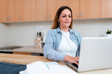 Çevrimiçi Mutfak Temizleme İpuçları Aranıyor, Yeni Yemek Tariflerine Bakılıyor, Ders Veriliyor, Bilgisayar Sunumu Fikri, Sanal Sınıf Toplantısı, Uzaktan Ofis Çalışmaları