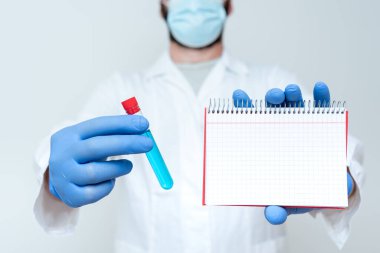 Tıp Formülünü Gösteren Kimyager, Laboratuar Araştırmasını Sunan Doktor İlaç Öneren, Tedavi Etkisini Tartışan, Ders Veren, Bilimsel Sorunları Açıklayan Kimyager