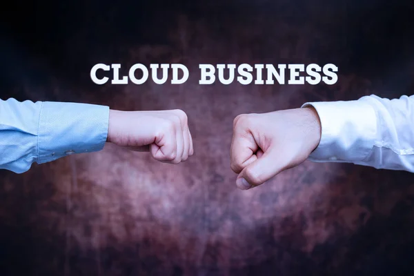 Pisanie wyświetlania tekstu Cloud Business. Koncepcyjne zdjęcie Internetbased dostawy usług udostępnionych użytkownikom Dwa profesjonalne dobrze ubrani biznesmeni Handshake w pomieszczeniach — Zdjęcie stockowe